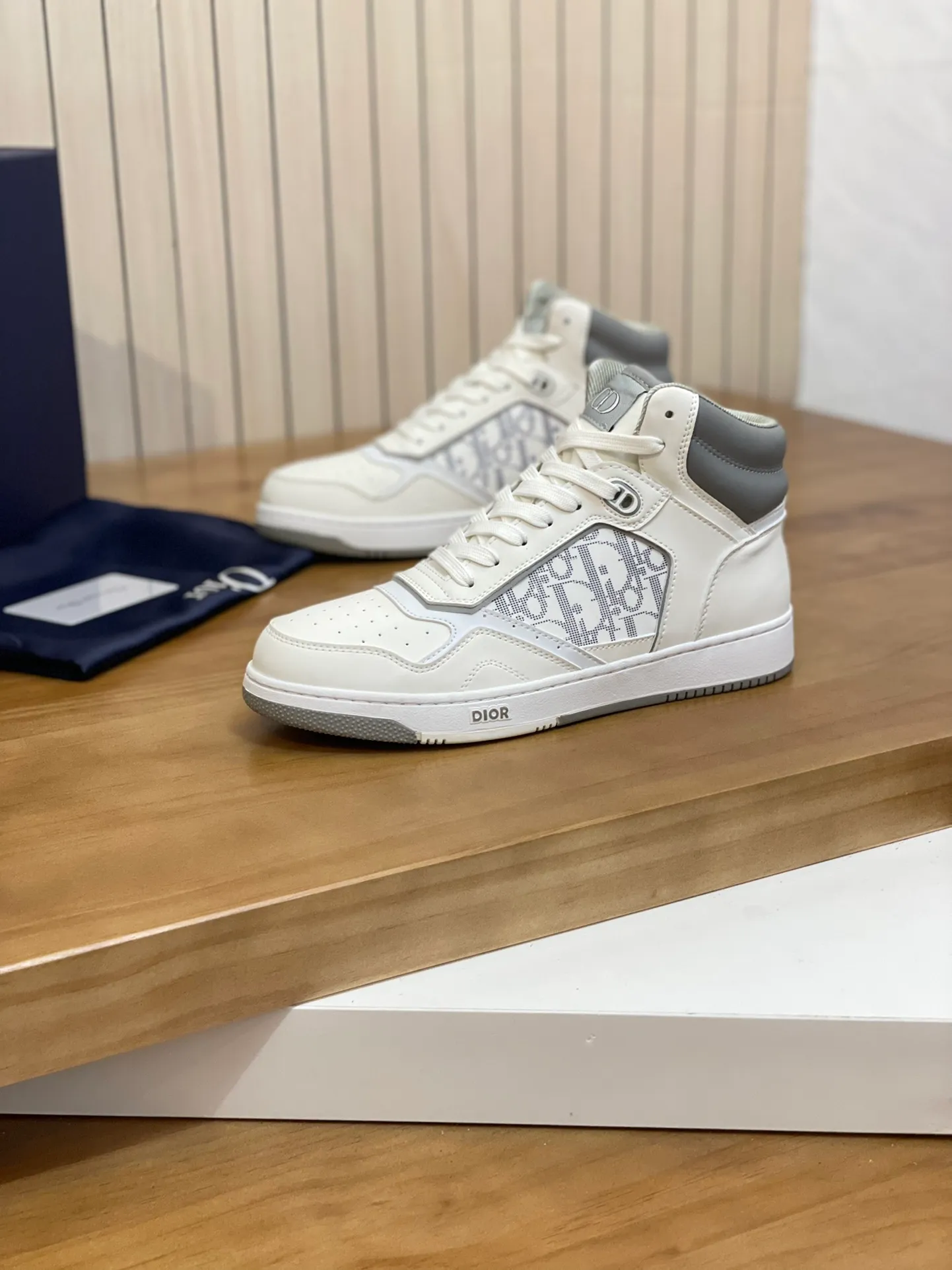 Men's shoes: 💰P460¥ Product trademark: Dior* "Dior*" high-top casual shoes Regular size: 38-44 (can be customized to 45.46) Product materials: Upper imported cowhide stitched with original fabric, breathable lining, original outsole. Number: 1006